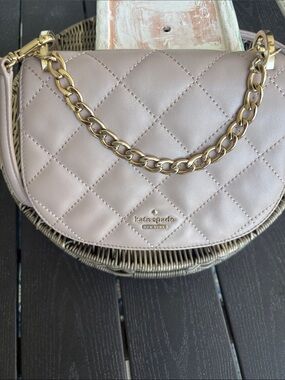 Kate Spade ♠️ Blush quilted crossbody with gold chain strap. 9” W X 7” L X 3”